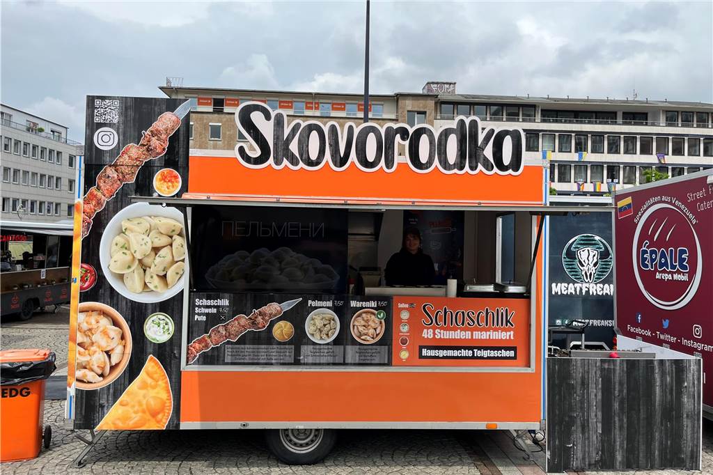 Bei „Skovorodka“ gibt es Gerichte aus Russland und Osteuropa: Schaschlik-Spieße und kleine Maultaschen namens Pelmeni und Wareniki.