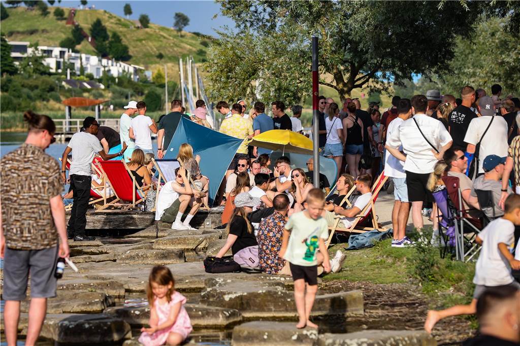 Bei sommerlichen Temperaturen feierten die Besucher des DJ Picknicks am Phoenix-See.
