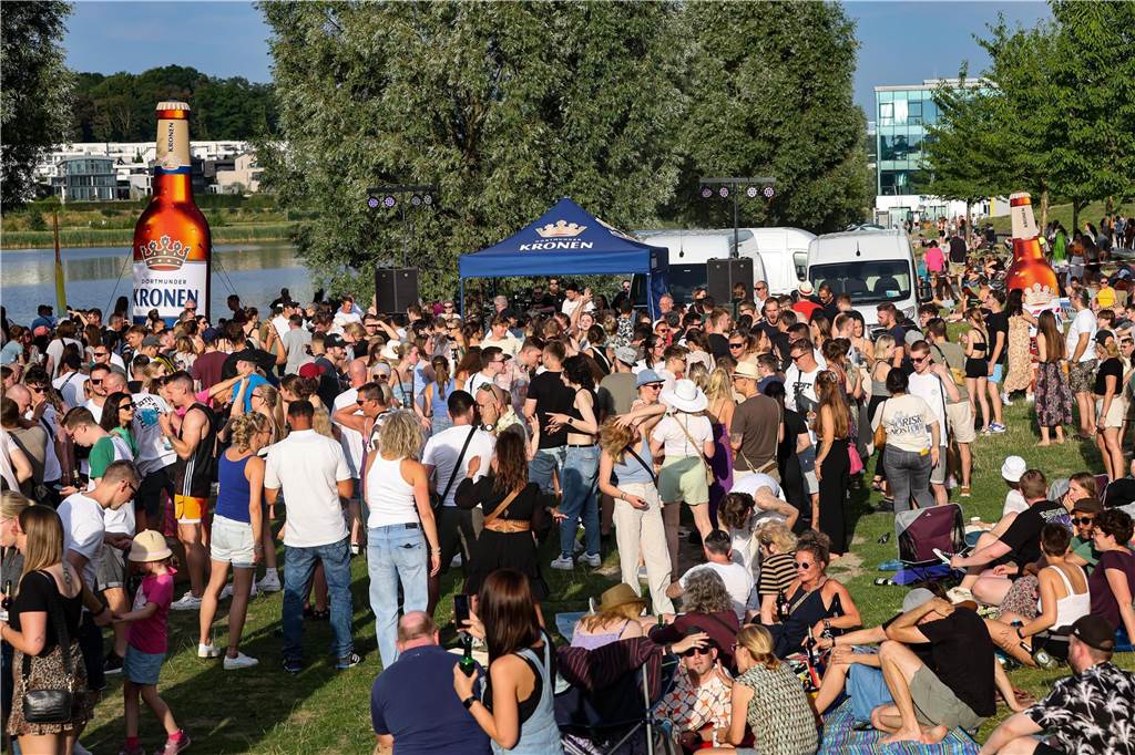 Bei sommerlichen Temperaturen feierten die Besucher des DJ Picknicks am Phoenix-See.