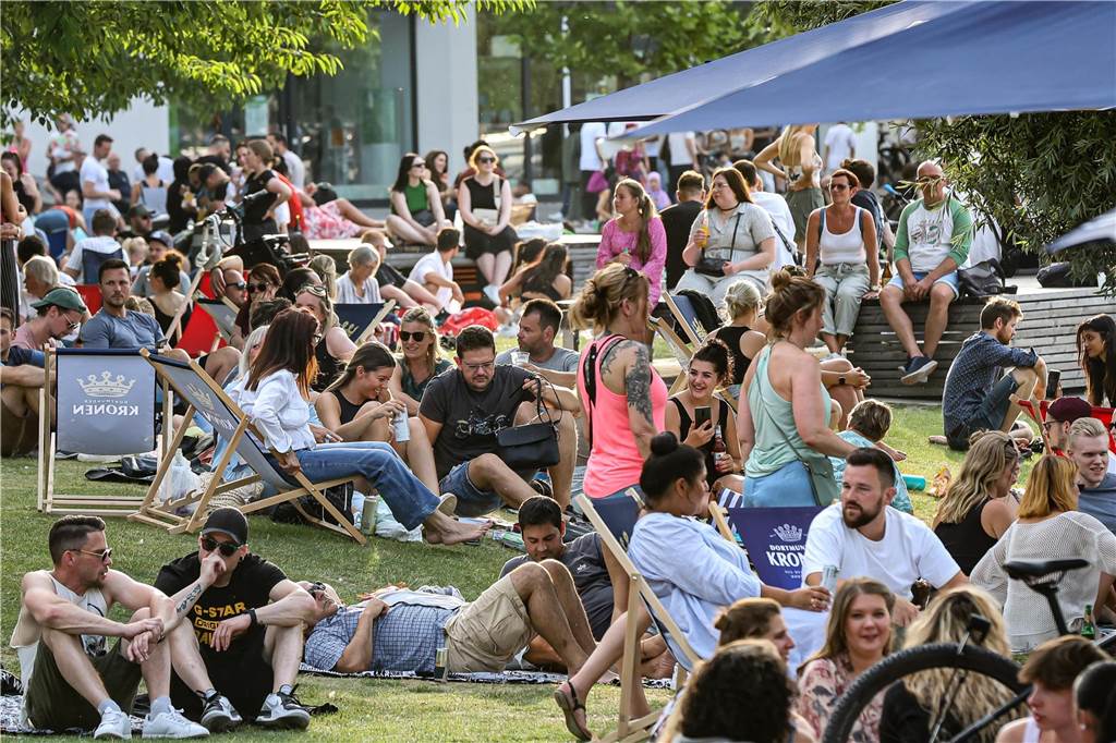 Bei sommerlichen Temperaturen feierten die Besucher des DJ Picknicks am Phoenix-See.