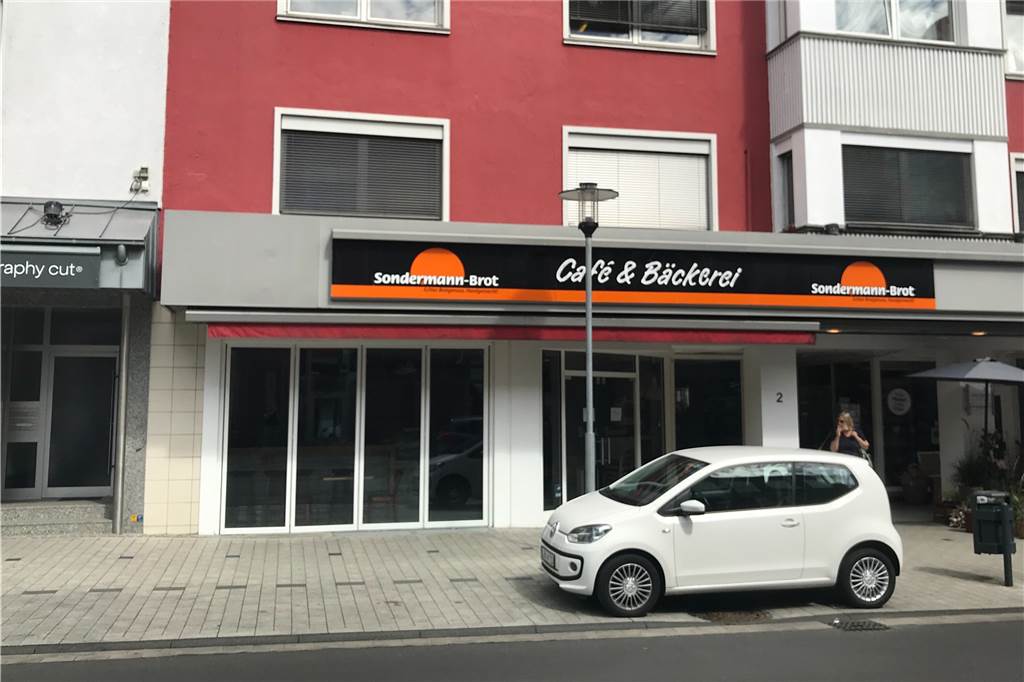Rätselraten um Geschäft an der Bahnhofstraße: „Ab sofort geschlossen!“ Bei Sondermann Brot ist es dunkel und leer.