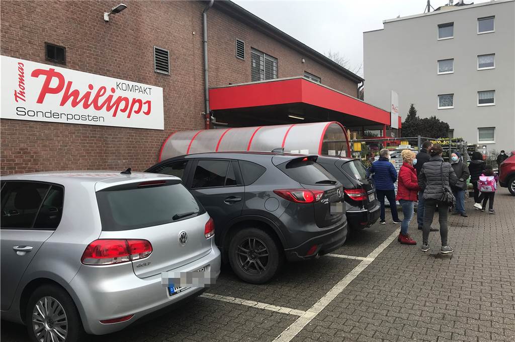 Einkaufen in Castrop-Rauxel: Zwischen dunklen Läden und neuer Hoffnung Bei Sonderposten Thomas Philipps gehören die Käuferschlangen zum gewohnten Bild.