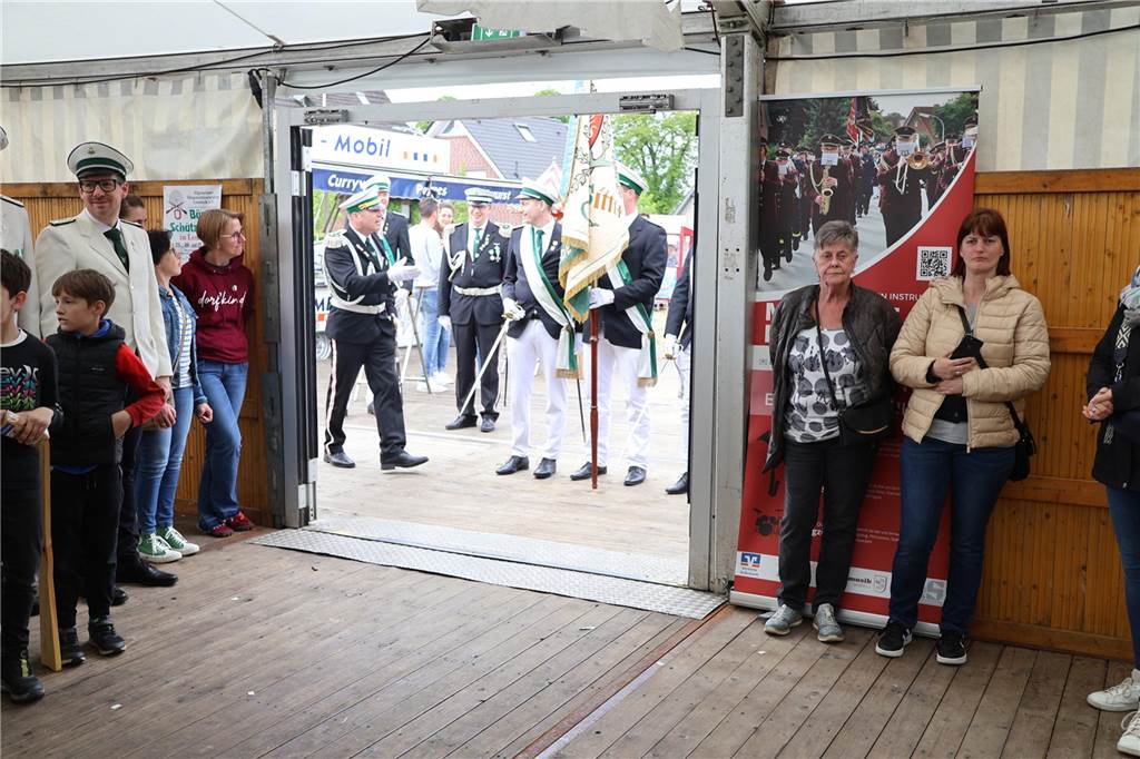 Bei strahlendem Sonnenschein fand am Samstag (4.5.) unter anderem der Festumzug des Schützenvereins Dorsten-Deuten statt.