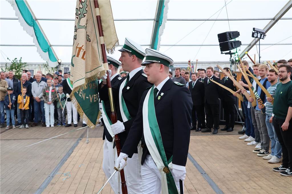 Bei strahlendem Sonnenschein fand am Samstag (4.5.) unter anderem der Festumzug des Schützenvereins Dorsten-Deuten statt.