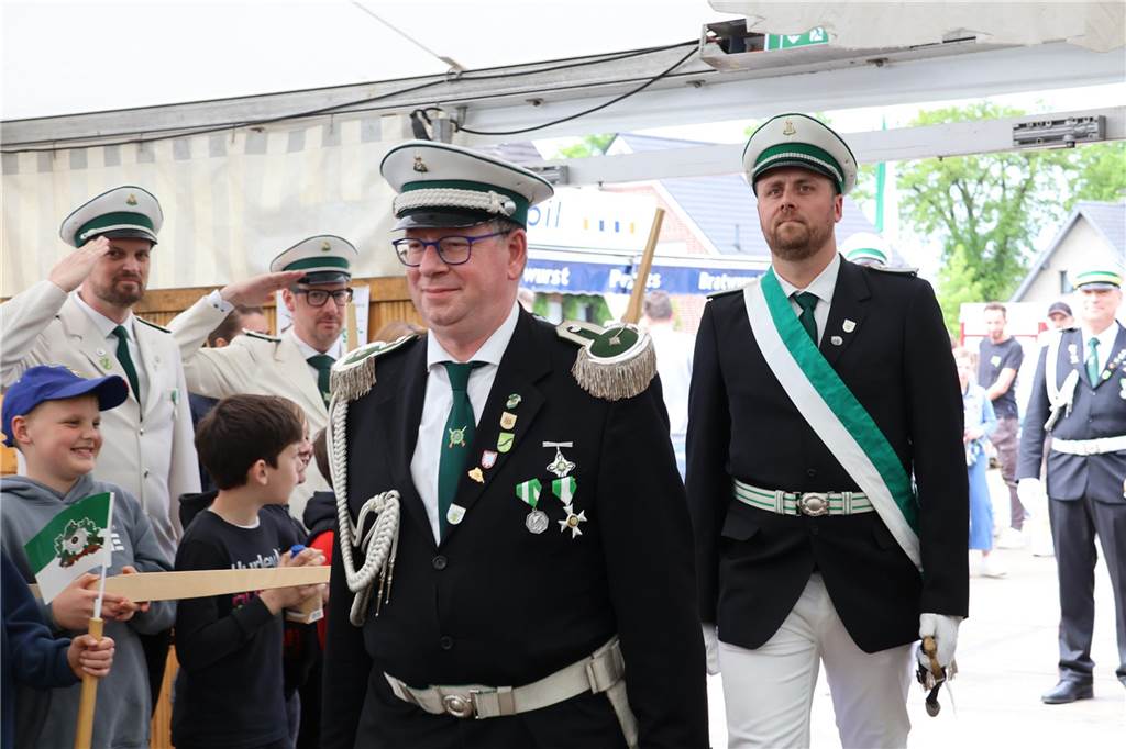 Bei strahlendem Sonnenschein fand am Samstag (4.5.) unter anderem der Festumzug des Schützenvereins Dorsten-Deuten statt.
