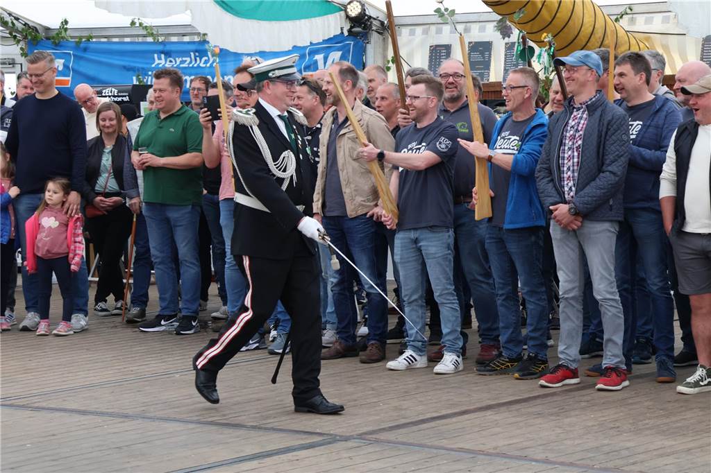 Bei strahlendem Sonnenschein fand am Samstag (4.5.) unter anderem der Festumzug des Schützenvereins Dorsten-Deuten statt.