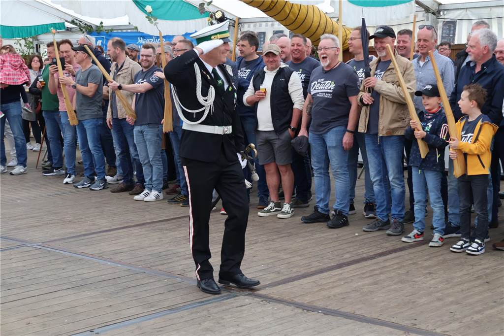 Bei strahlendem Sonnenschein fand am Samstag (4.5.) unter anderem der Festumzug des Schützenvereins Dorsten-Deuten statt.