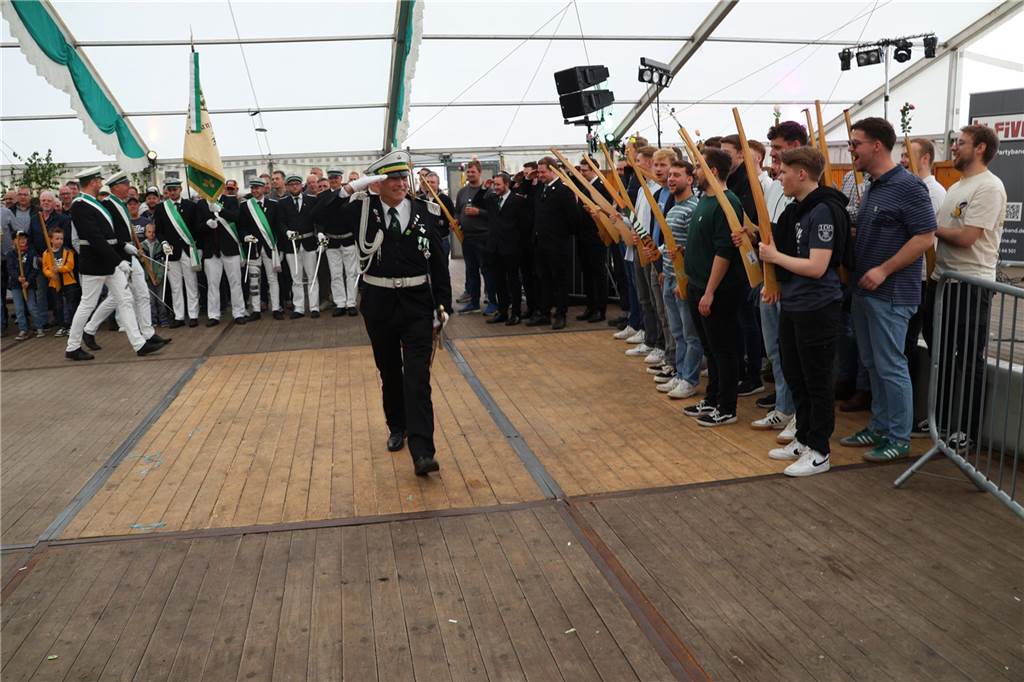 Bei strahlendem Sonnenschein fand am Samstag (4.5.) unter anderem der Festumzug des Schützenvereins Dorsten-Deuten statt.