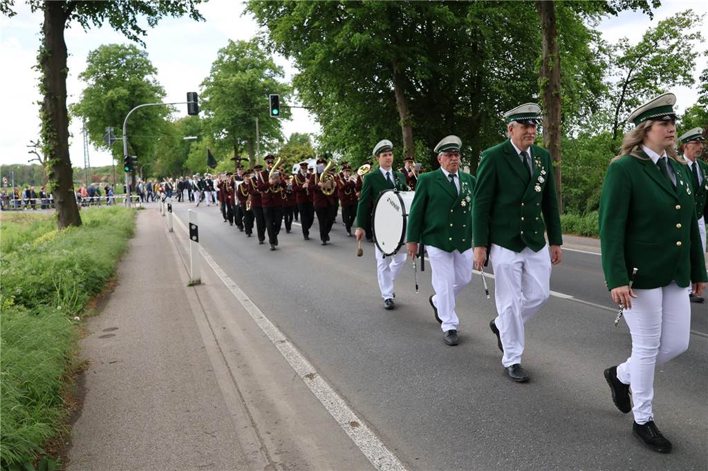 Bei strahlendem Sonnenschein fand am Samstag (4.5.) unter anderem der Festumzug des Schützenvereins Dorsten-Deuten statt.