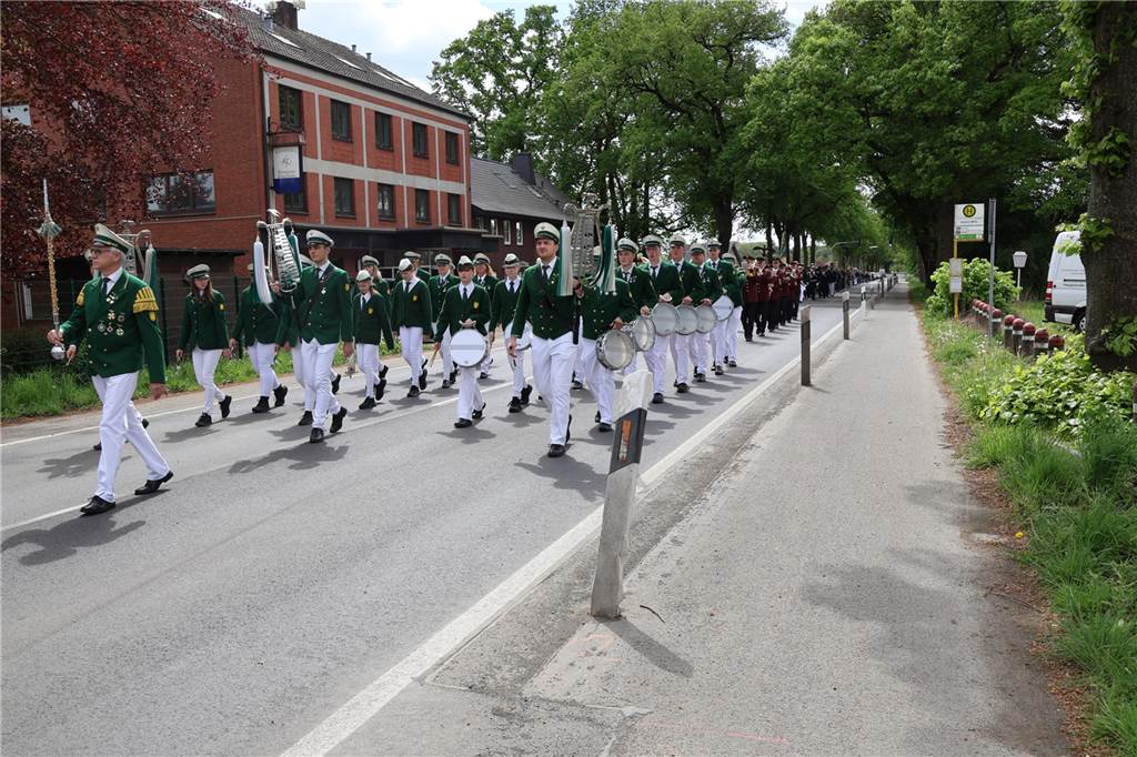 Bei strahlendem Sonnenschein fand am Samstag (4.5.) unter anderem der Festumzug des Schützenvereins Dorsten-Deuten statt.