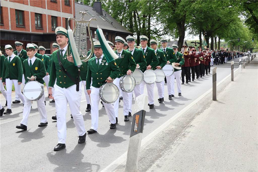 Bei strahlendem Sonnenschein fand am Samstag (4.5.) unter anderem der Festumzug des Schützenvereins Dorsten-Deuten statt.