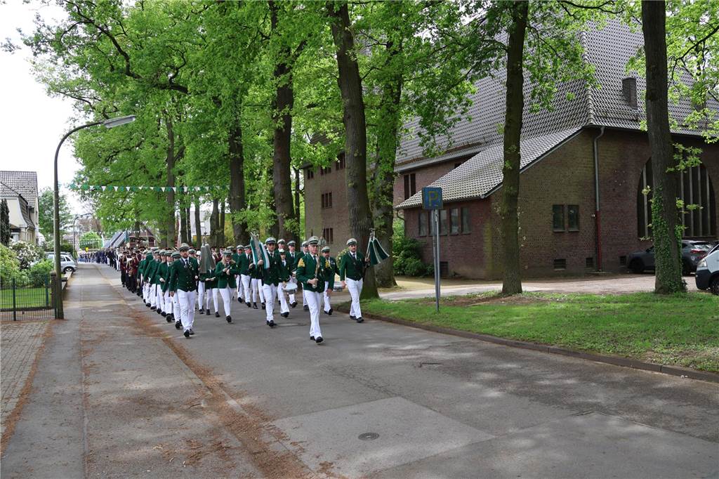 Bei strahlendem Sonnenschein fand am Samstag (4.5.) unter anderem der Festumzug des Schützenvereins Dorsten-Deuten statt.