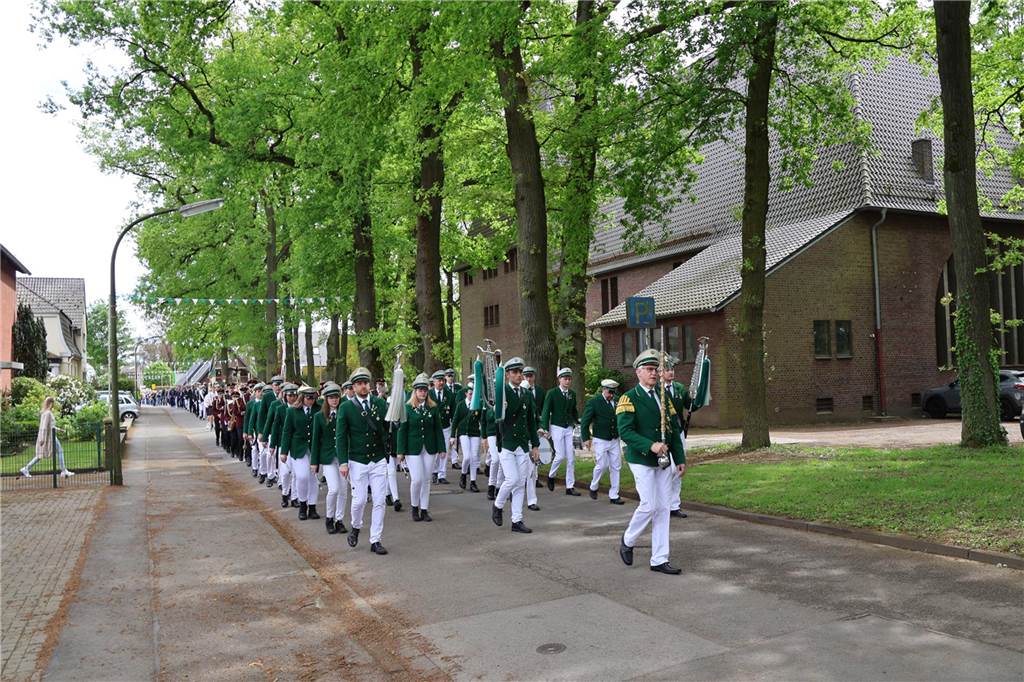 Bei strahlendem Sonnenschein fand am Samstag (4.5.) unter anderem der Festumzug des Schützenvereins Dorsten-Deuten statt.