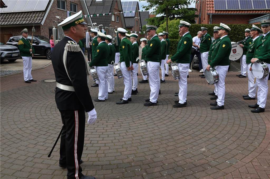 Bei strahlendem Sonnenschein fand am Samstag (4.5.) unter anderem der Festumzug des Schützenvereins Dorsten-Deuten statt.