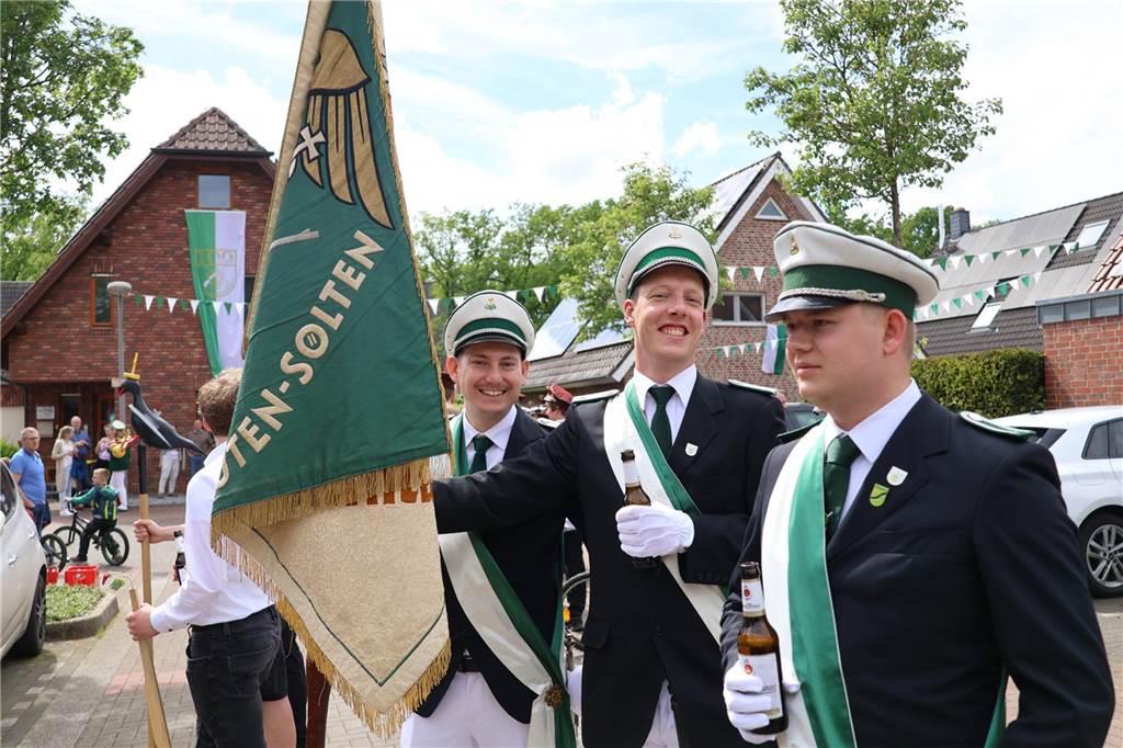 Bei strahlendem Sonnenschein fand am Samstag (4.5.) unter anderem der Festumzug des Schützenvereins Dorsten-Deuten statt.