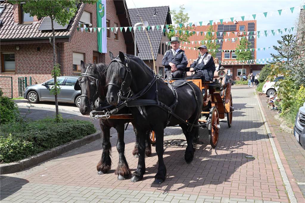 Bei strahlendem Sonnenschein fand am Samstag (4.5.) unter anderem der Festumzug des Schützenvereins Dorsten-Deuten statt.