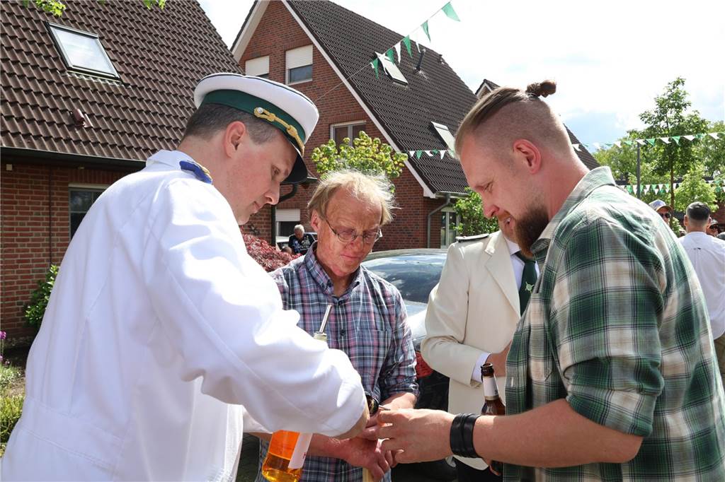 Bei strahlendem Sonnenschein fand am Samstag (4.5.) unter anderem der Festumzug des Schützenvereins Dorsten-Deuten statt.