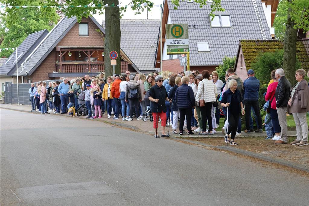 Bei strahlendem Sonnenschein fand am Samstag (4.5.) unter anderem der Festumzug des Schützenvereins Dorsten-Deuten statt.