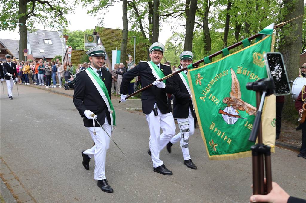 Bei strahlendem Sonnenschein fand am Samstag (4.5.) unter anderem der Festumzug des Schützenvereins Dorsten-Deuten statt.