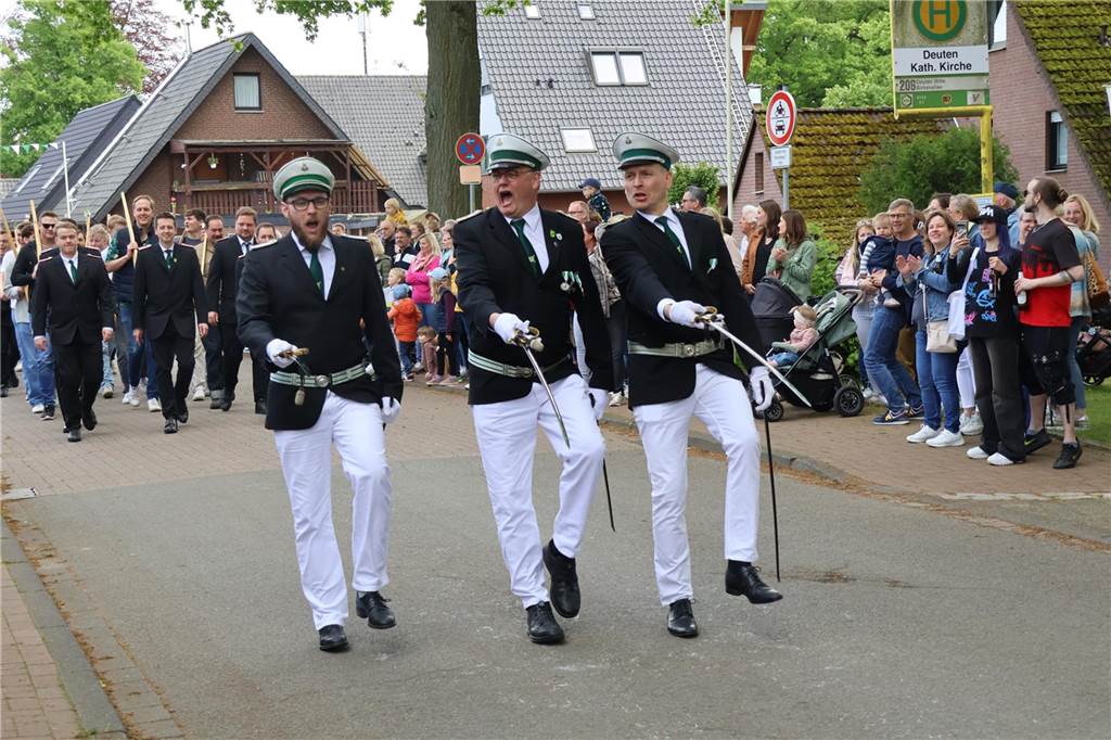 Bei strahlendem Sonnenschein fand am Samstag (4.5.) unter anderem der Festumzug des Schützenvereins Dorsten-Deuten statt.