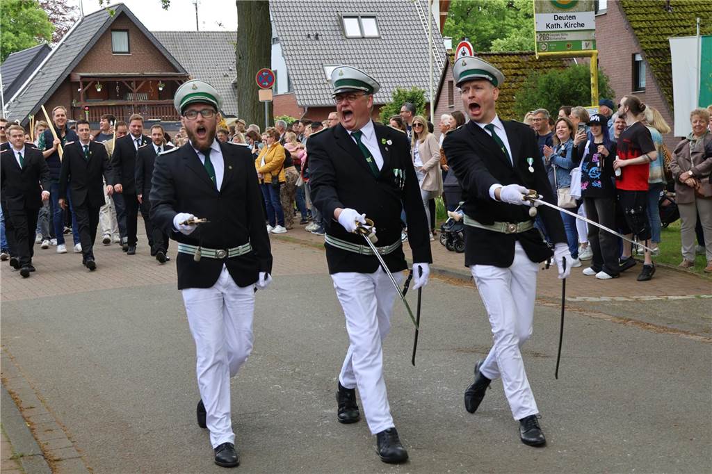 Bei strahlendem Sonnenschein fand am Samstag (4.5.) unter anderem der Festumzug des Schützenvereins Dorsten-Deuten statt.