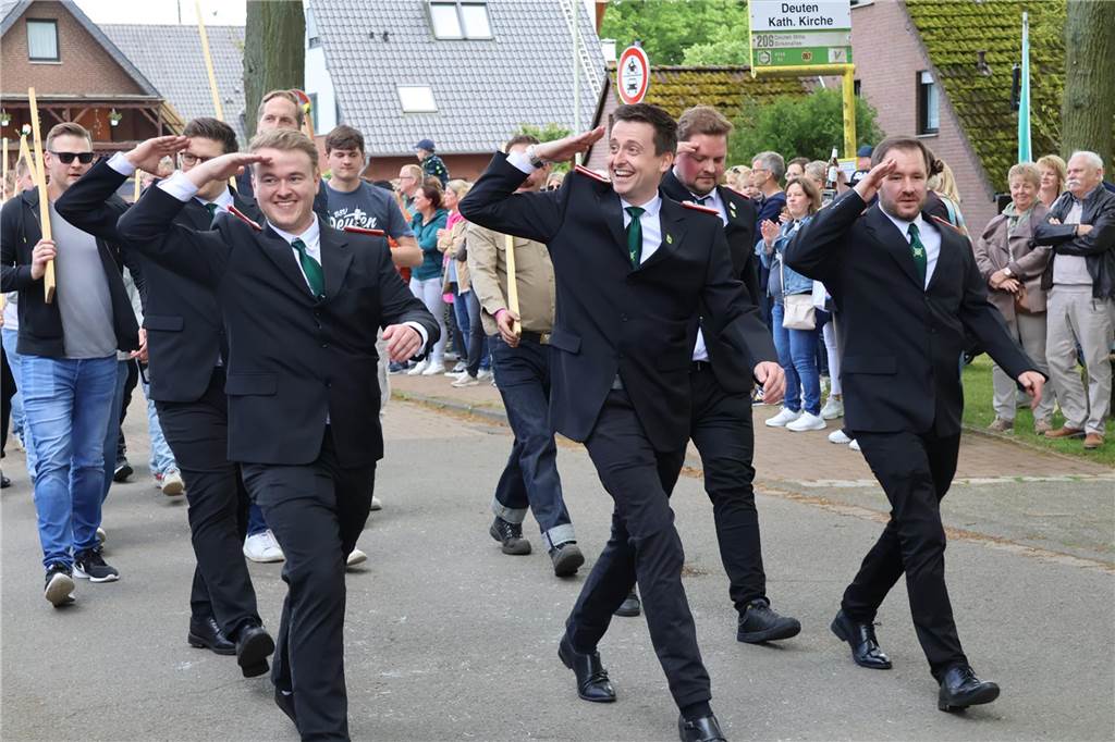 Bei strahlendem Sonnenschein fand am Samstag (4.5.) unter anderem der Festumzug des Schützenvereins Dorsten-Deuten statt.