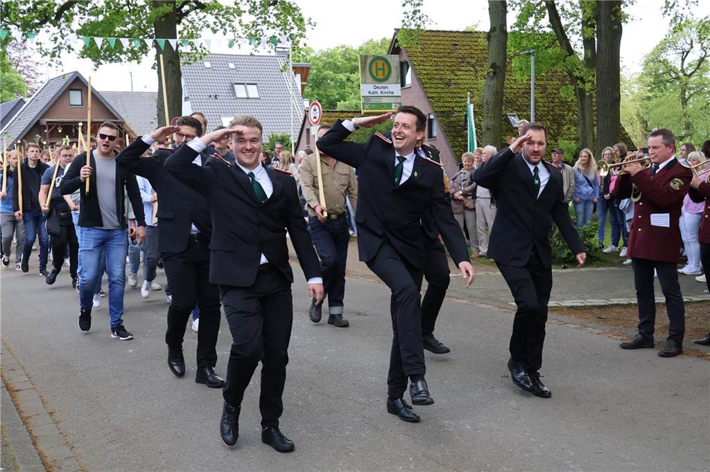 Bei strahlendem Sonnenschein fand am Samstag (4.5.) unter anderem der Festumzug des Schützenvereins Dorsten-Deuten statt.