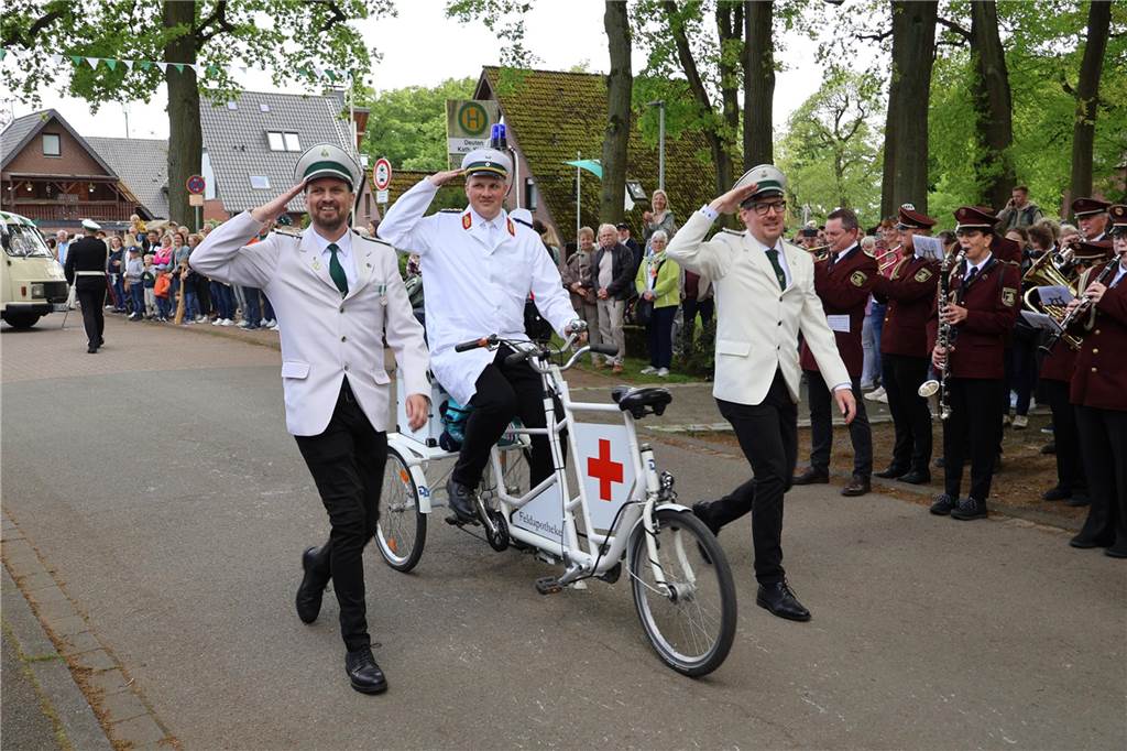Bei strahlendem Sonnenschein fand am Samstag (4.5.) unter anderem der Festumzug des Schützenvereins Dorsten-Deuten statt.