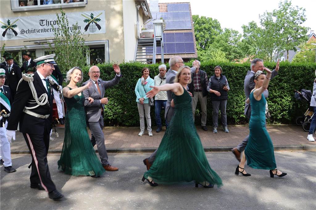 Bei strahlendem Sonnenschein fand am Samstag (4.5.) unter anderem der Festumzug des Schützenvereins Dorsten-Deuten statt.