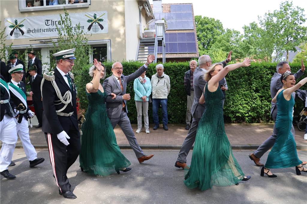 Bei strahlendem Sonnenschein fand am Samstag (4.5.) unter anderem der Festumzug des Schützenvereins Dorsten-Deuten statt.