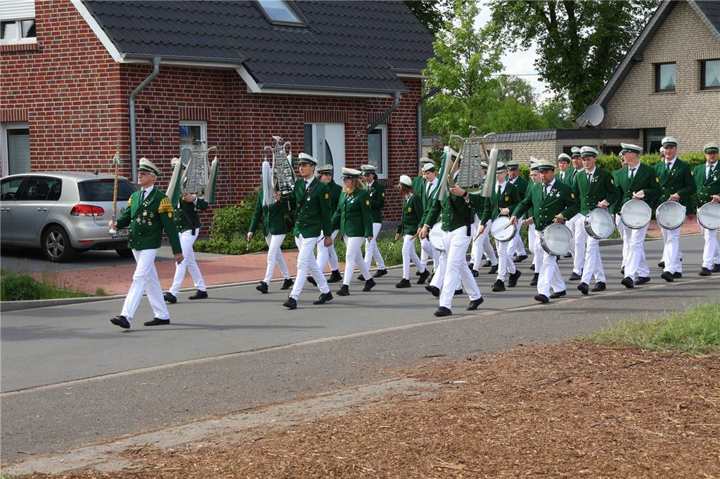 Bei strahlendem Sonnenschein fand am Samstag (4.5.) unter anderem der Festumzug des Schützenvereins Dorsten-Deuten statt.