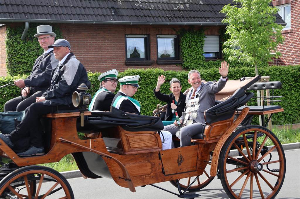 Bei strahlendem Sonnenschein fand am Samstag (4.5.) unter anderem der Festumzug des Schützenvereins Dorsten-Deuten statt.