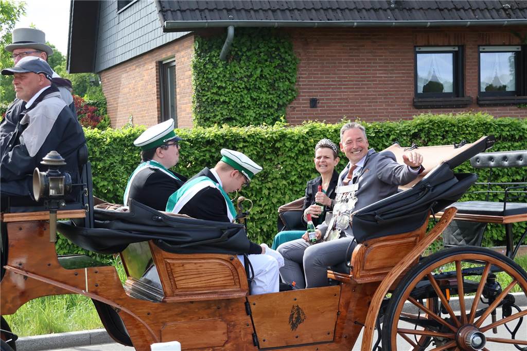 Bei strahlendem Sonnenschein fand am Samstag (4.5.) unter anderem der Festumzug des Schützenvereins Dorsten-Deuten statt.