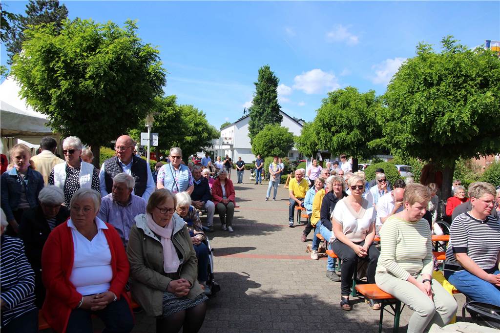 150 bewegte Jahre im Altenwohnheim St. Josef – von und für Menschen gestaltet Bei strahlendem Sonnenschein wohnten zahlreiche Gäste dem Festakt und Jubiläumsfest bei.