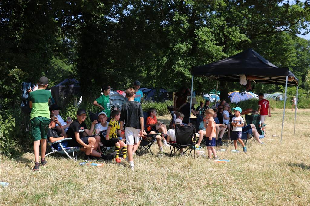 Bei Temperaturen um 30 Grad haben sich die Kinder eine kleine Pause im Schatten verdient.