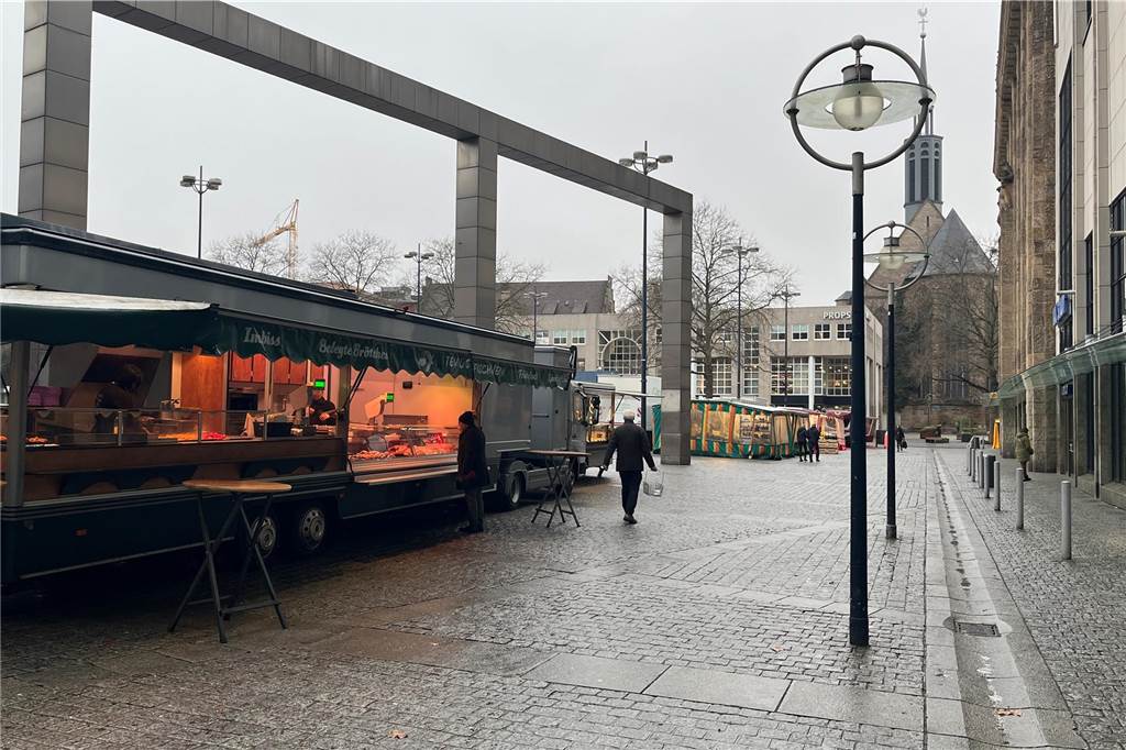 Glatteis sorgt für Probleme auf dem Dortmunder Wochenmarkt Marktstände auf dem Hansaplatz.
