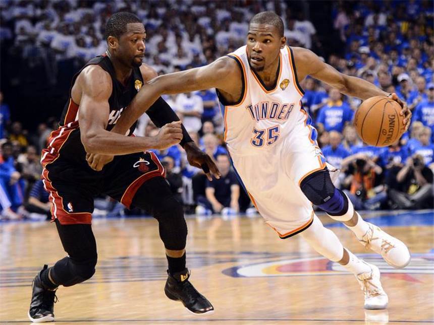 Matchwinner James: Miami gleicht im NBA-Finale aus Bei Thunder kam Durant (r) ebenfalls auf 32 Punkte, konnte die Niederlage aber nicht verhindern. Foto: Larry W. Smith