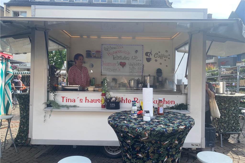 Tina Fleßenkämper verkauft mehr als Reibeplätzchen Bei Tina Fleßenkämper gibt es Reibekuchen und frische Eintöpfe.