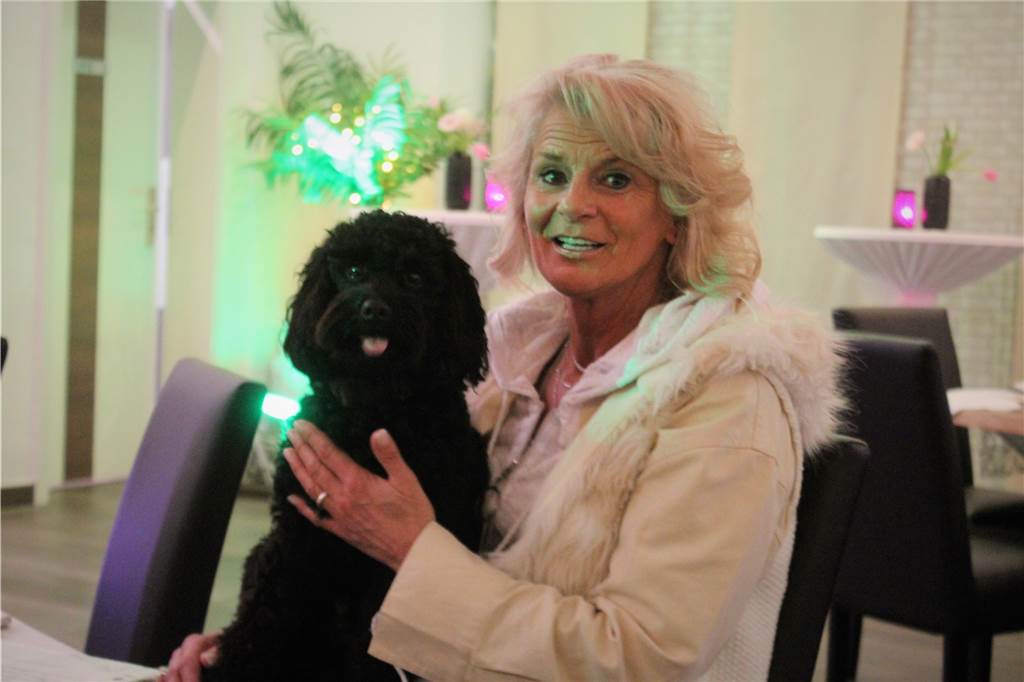 Momente für das Herz: Traumpaar Martin und Dorina zu Gast in „Moment Tree“ Bei Tina Konze sind auch Hunde willkommen. Hier ist sie mit ihrem einjährigen Hund Baki