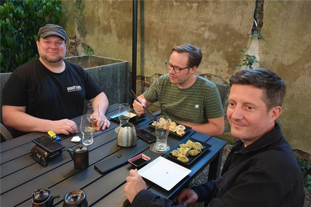 Dortmunder Hobby-Brauer: „Brinkhoff’s trinke ich nicht mehr, die boykottiere ich“ Bei Torsten Guddat, Nico Allf und Jens Schreiber (v.l.n.r.) kommt neben Essen und Bier auch ein wichtiges Gesprächsthema auf den Tisch: Die Tricks und Kniffs der Hobbybrauerei.