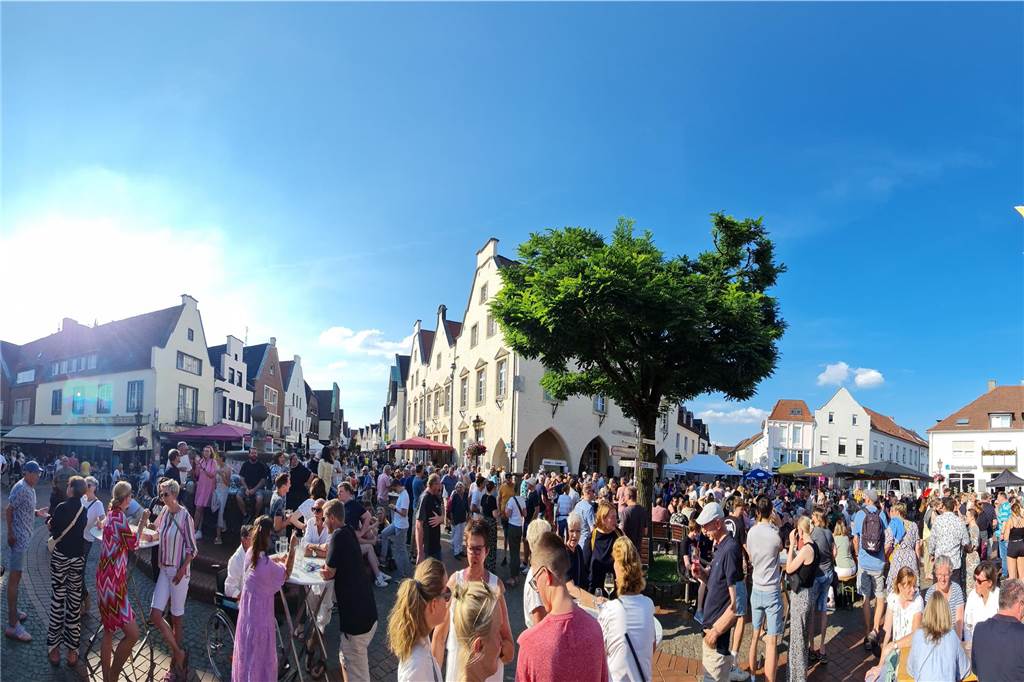 Sommerlicher Feierabendmarkt in Haltern: Viele Fotos von einem traumhaften Abend Bei traumhaftem Sommerwetter kamen hunderte Halterner zur Juli-Ausgabe des Feierabendmarktes in die Innenstadt.