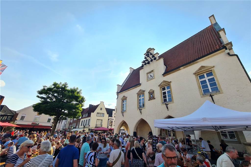 Bei traumhaftem Sommerwetter kamen hunderte Halterner zur Juli-Ausgabe des Feierabendmarktes in die Innenstadt.