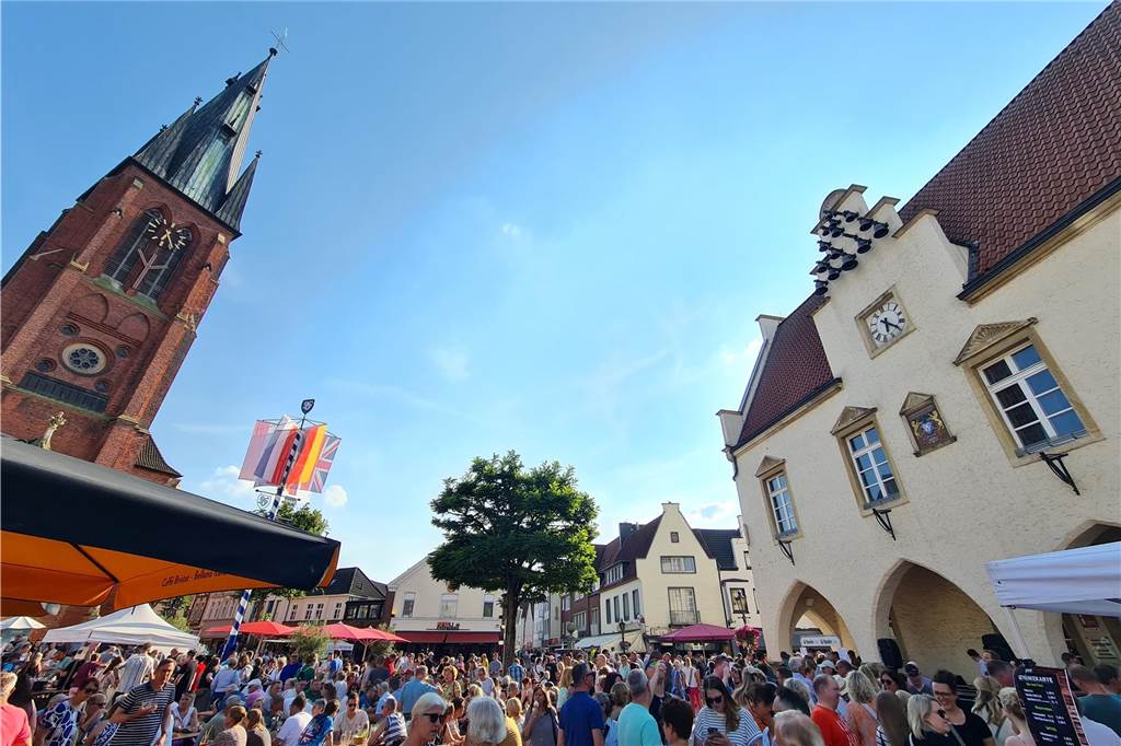Bei traumhaftem Sommerwetter kamen hunderte Halterner zur Juli-Ausgabe des Feierabendmarktes in die Innenstadt.