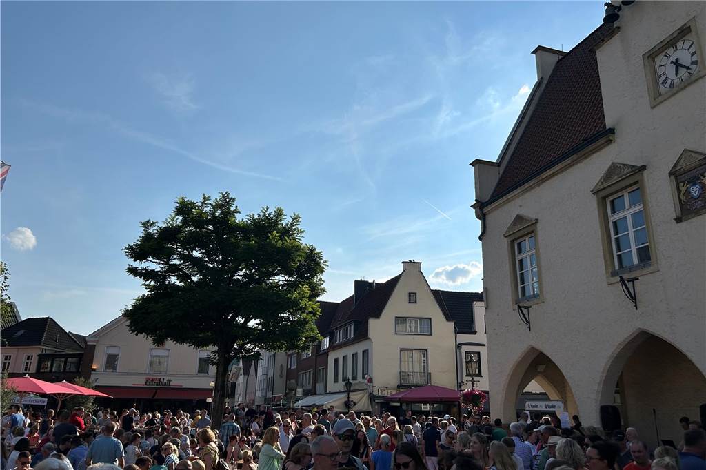 Bei traumhaftem Sommerwetter kamen hunderte Halterner zur Juli-Ausgabe des Feierabendmarktes in die Innenstadt.