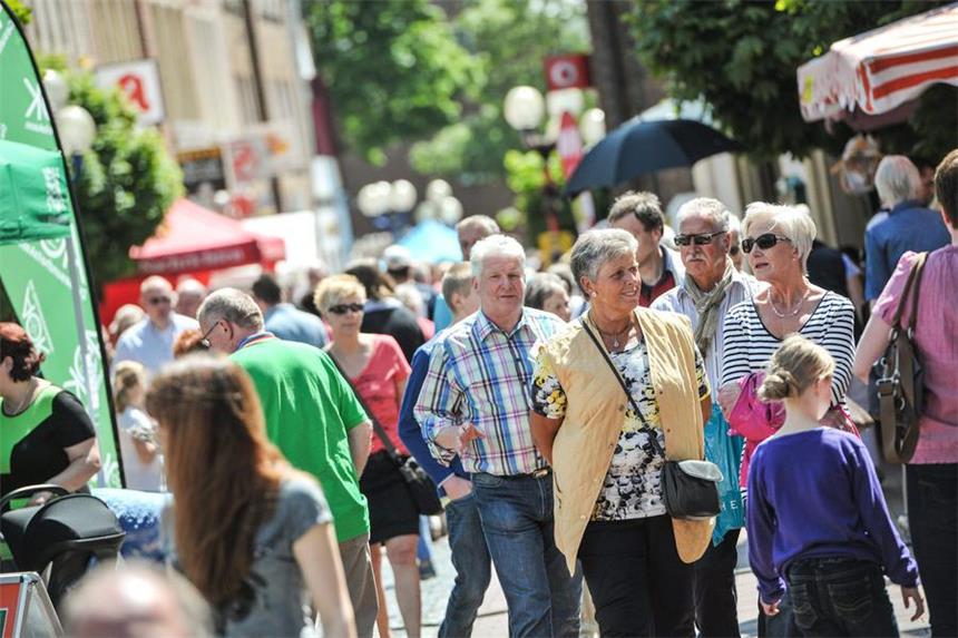Bei über 20 Grad zog es am Sonntag wieder viele tausend Besucher aus Greven und der Region zum Maifest in der Innenstadt. Besucher, Kaufleute und ausstellende Vereine zeigten sich gleichermaßen zufrieden.