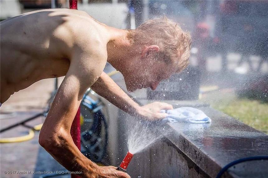 Schulte-Lünzum besteht in der Hitzeschlacht Bei über 30 Grad Celsius war der Wasserschlauch für Markus Schulte-Lünzum eine gelungene Abkühlung