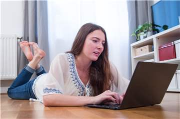 Bei unbekannten Online-Shops sollten Verbraucher vor der Bestellung das Impressum prüfen.