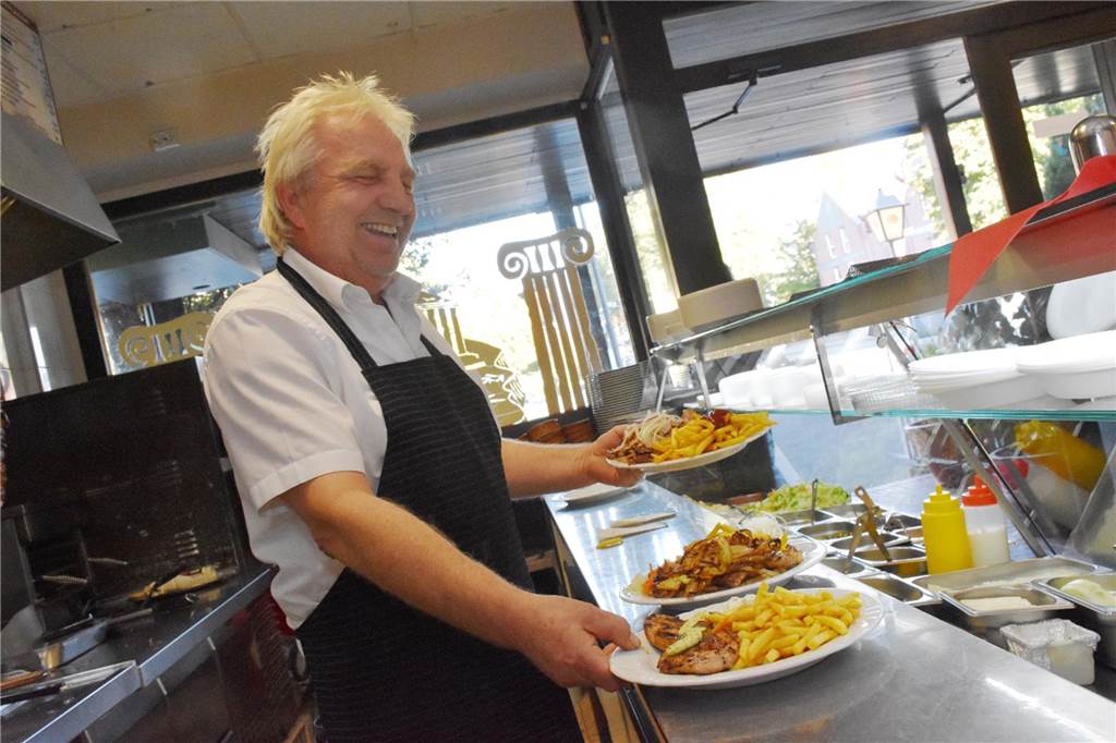 Vasilios Tzeremes präsentiert im Restaurant Hellas in Bork griechische Spezialitäten.