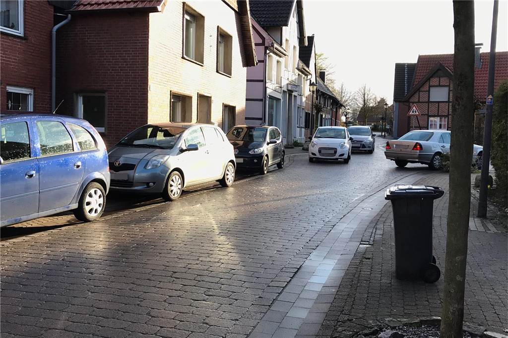 Herbern: Ein Dorf im Grünen – nicht ohne Verkehrschaos, dafür ohne Drogerie Bei Veranstaltungen parken Besucher auch mal direkt vor der Haustür.