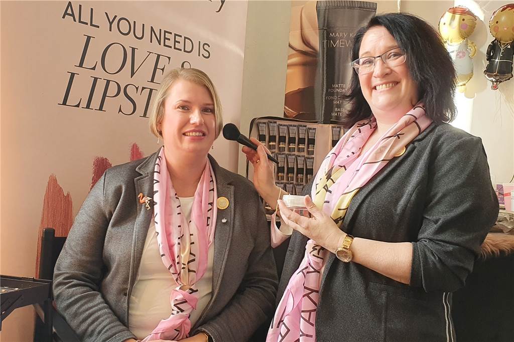 Ahauser Traumhochzeitstage: Besuchsmagnet mit gelebter Leichtigkeit Bei Verena Büterhoff (l.) und Melanie Eckbringhoff vom „Mary Kay“ gab es jede Menge Tipps rund um das Thema Make-up – auch für den Mann.